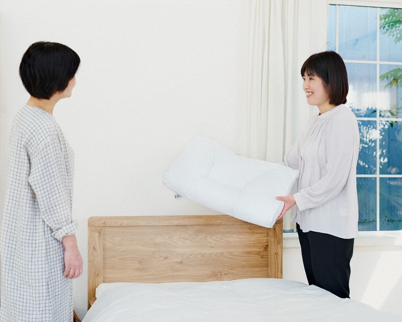 後藤由紀子さん、北欧「ノルディック スリープ」の枕をお試し中です